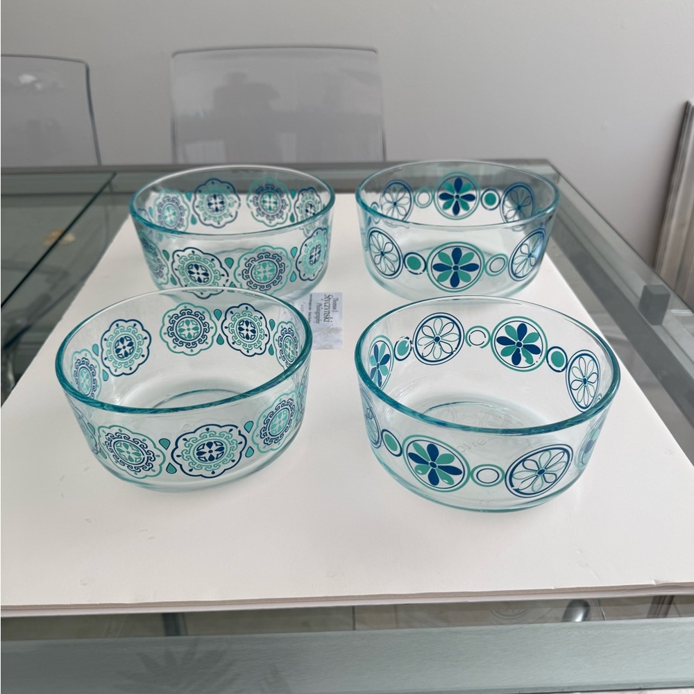 Pyrex vintage Set of 4 Decorative Pyrex  Glass Bowls in Teal and Blue